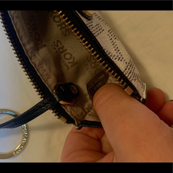 Micheal Kors keychain wallet - Picture 13 of 16